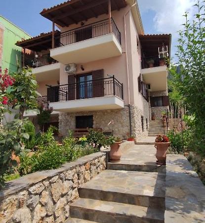 Panos Luxury Suites Калампака Екстериор снимка